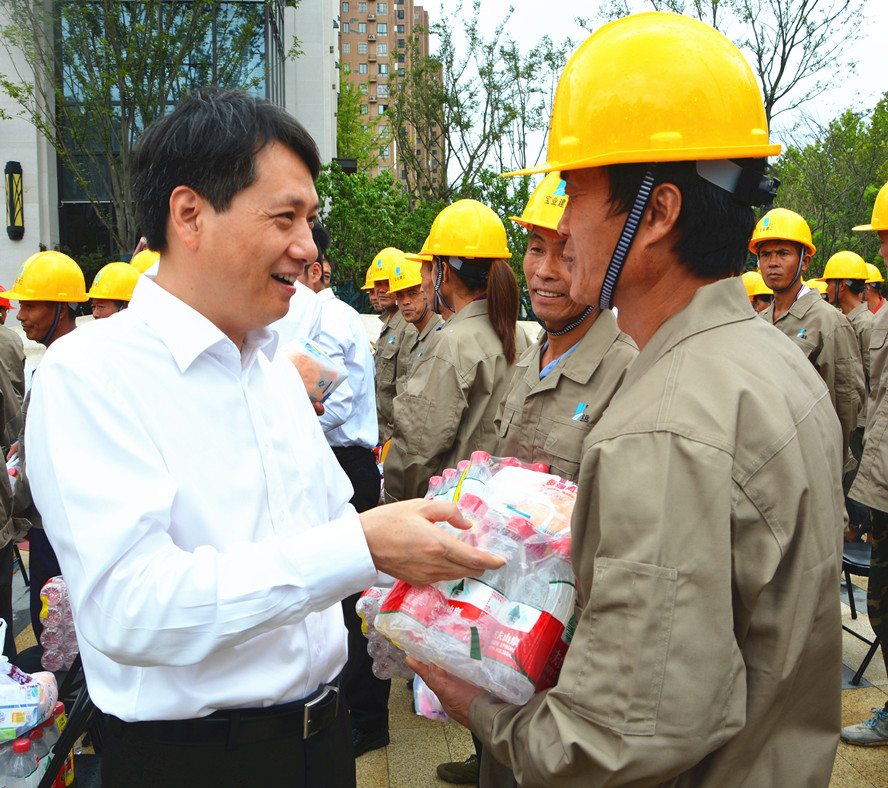 仲夏清凉·大爱暖心 时搏网页版登录入口2017年关爱农民工活动在中环·庐阳府举行