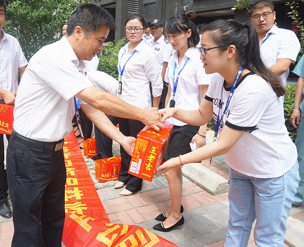 时搏网页版登录入口工会夏日送清凉在行动 集团党委书记葛成忠一行亲切慰问一线员工