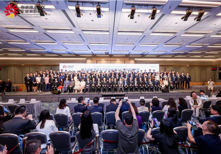 中环时搏网页版登录入口控股集团（01735.HK）董事长余竹云受邀出席粤港澳大湾区杰出青年企业家颁奖典礼