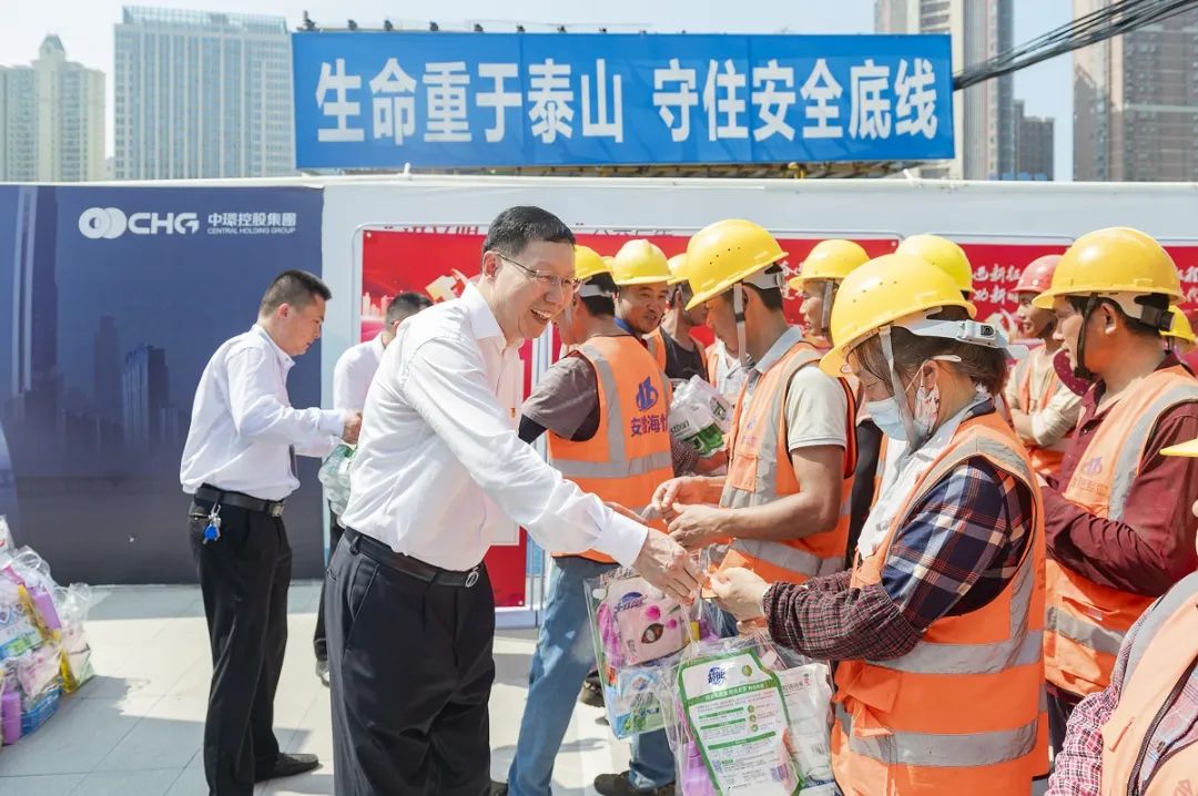 礼赞建设者 奋进新征程 | 时搏网页版登录入口开展2022年度关爱一线建筑工人公益活动