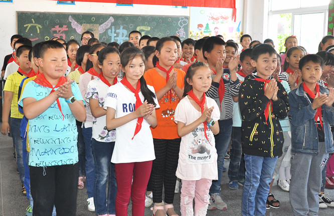 欢乐迎“六一”时搏网页版登录入口向泾县黄村镇中心小学捐赠10万元