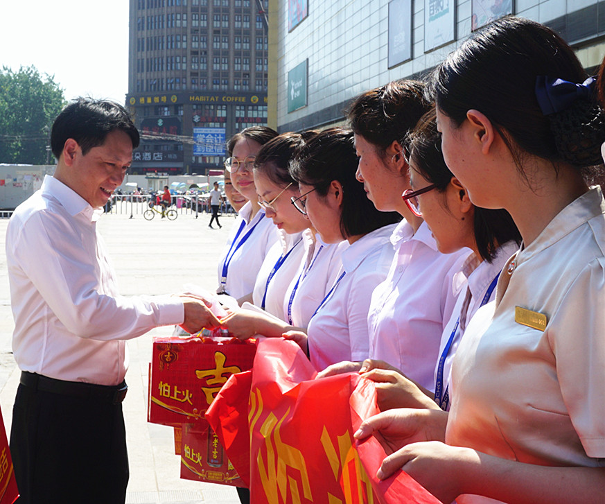 时搏网页版登录入口工会夏日送清凉在行动  董事长余竹云亲切慰问一线员工