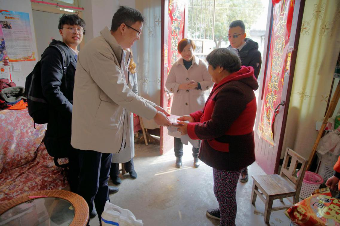 情暖一个老人两个娃 ——时搏网页版登录入口第十季“大爱中环 暖冬行动”第二站