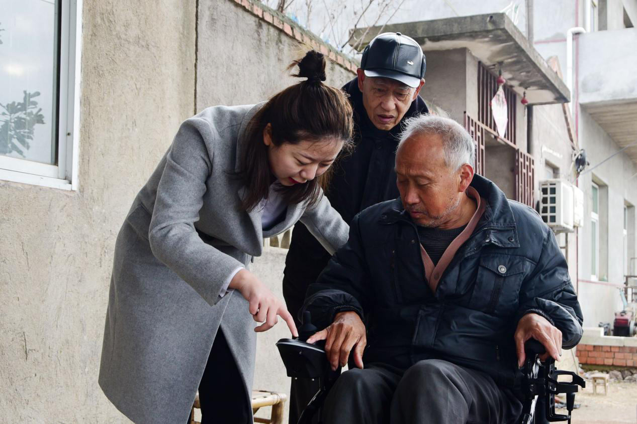 入户送轮椅 情暖他人心  ——时搏网页版登录入口第十季“大爱中环 暖冬行动”第六站