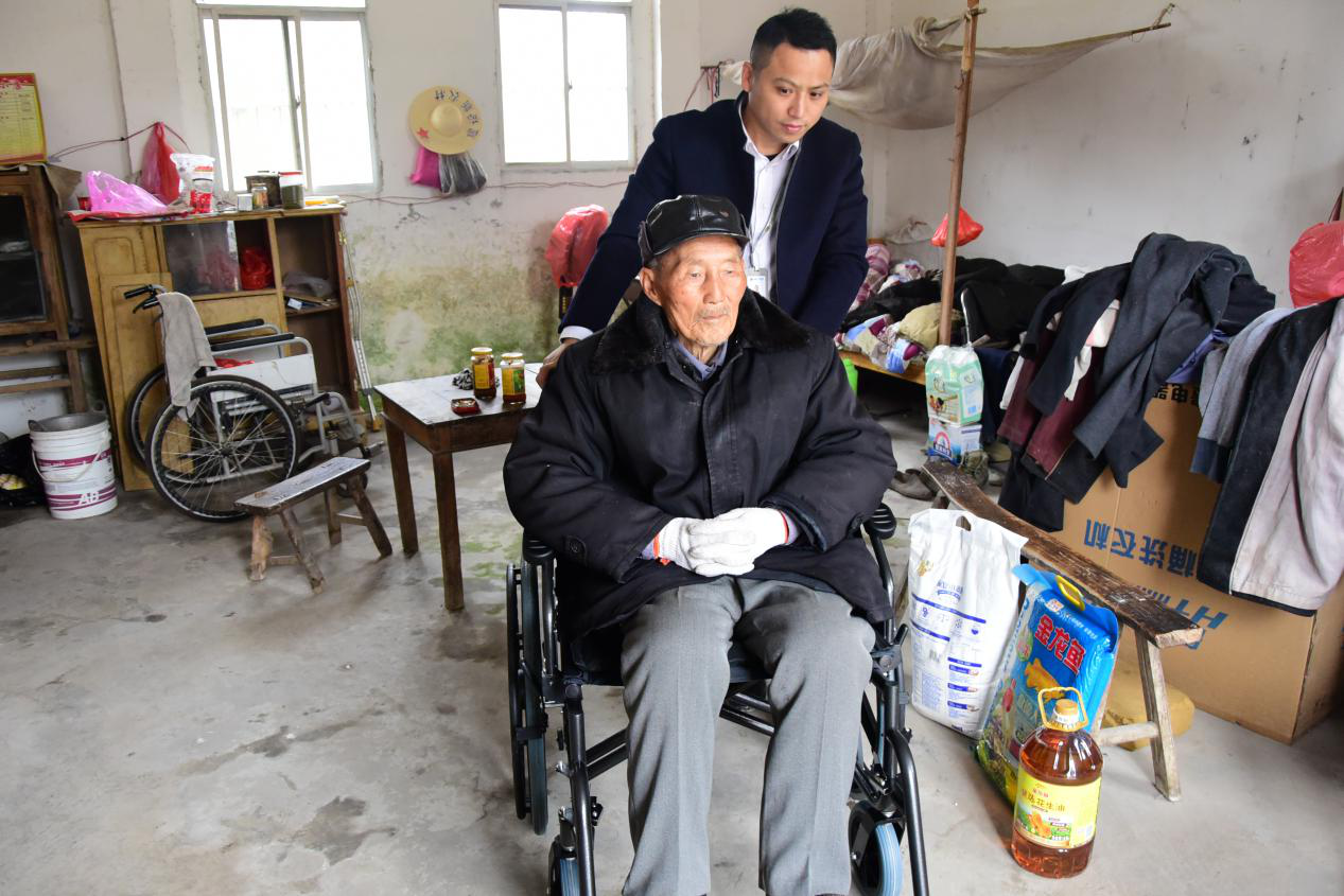 助力耄耋老人“走出家门”享暖阳 ——时搏网页版登录入口第十季“大爱中环 暖冬行动”第八站